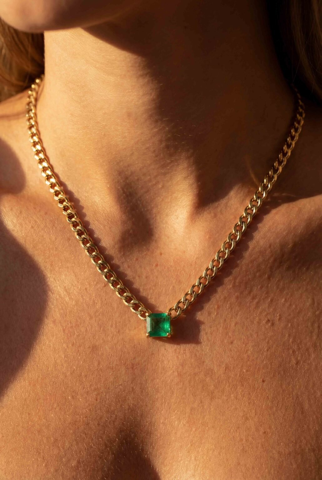 Colar em ouro 18k com Esmeralda Verde retangular