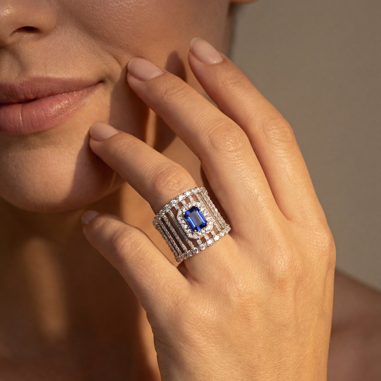 Anel em ouro branco com tanzanita octogonal e brilhantes