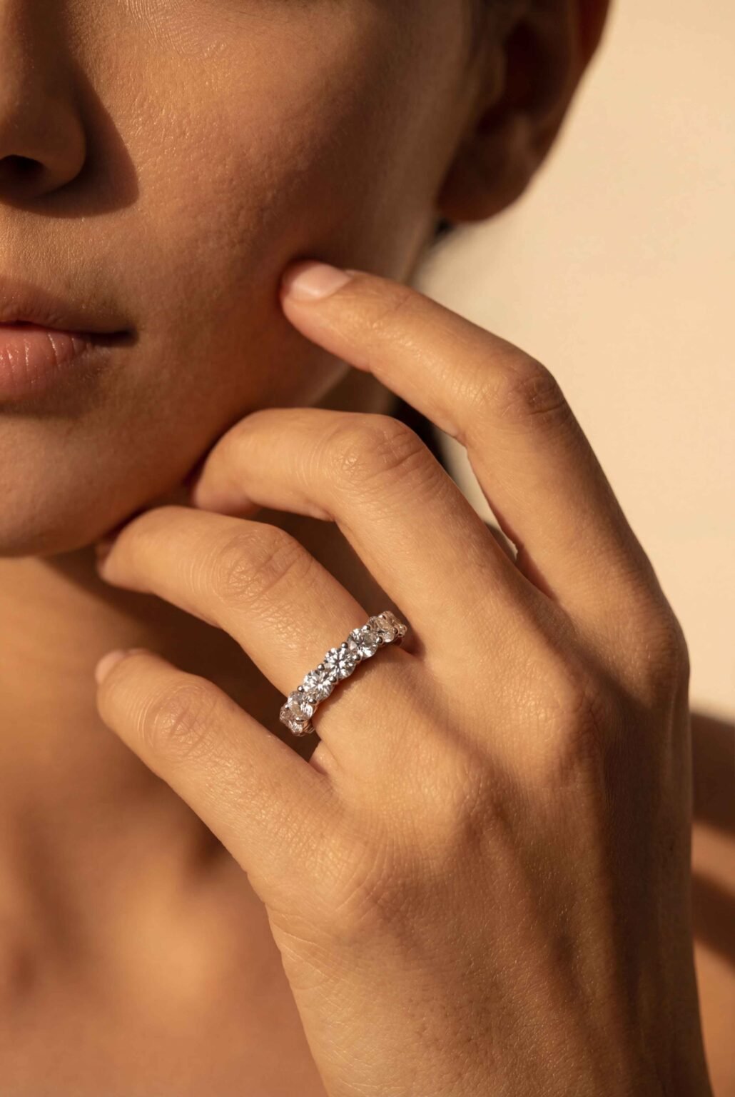 Anel Aliança em ouro branco 18k com brilhantes