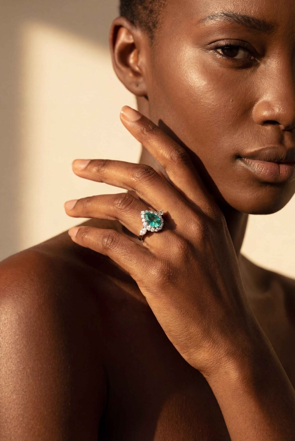 Anel em ouro branco 18k com Turmalina Paraíba e Diamantes gota