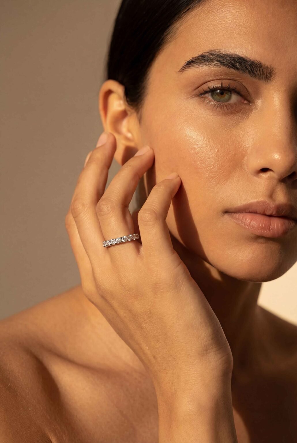 Anel meia Aliança em ouro branco 18k com brilhantes