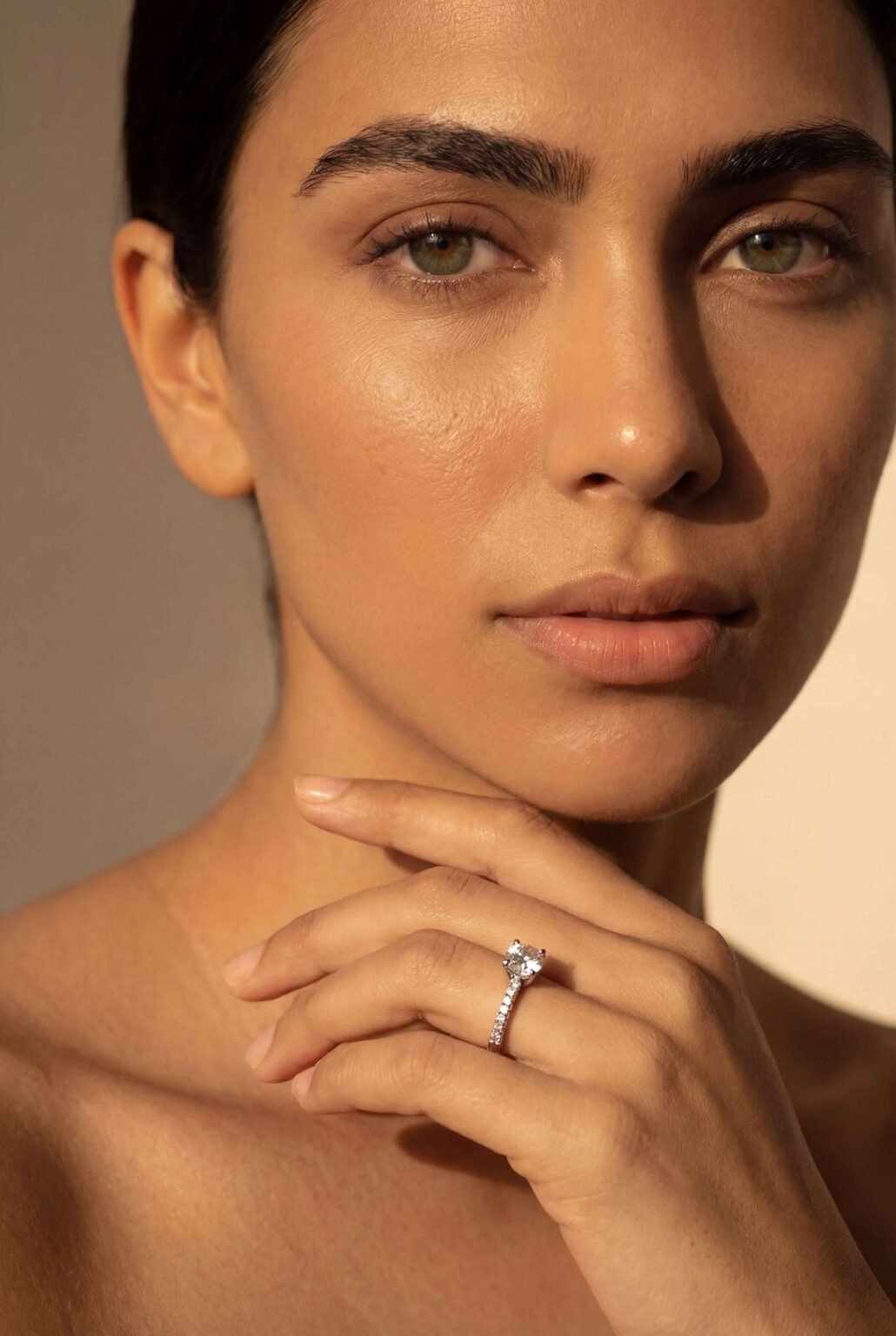 Anel Solitário meia Aliança em ouro branco 18k e brilhantes