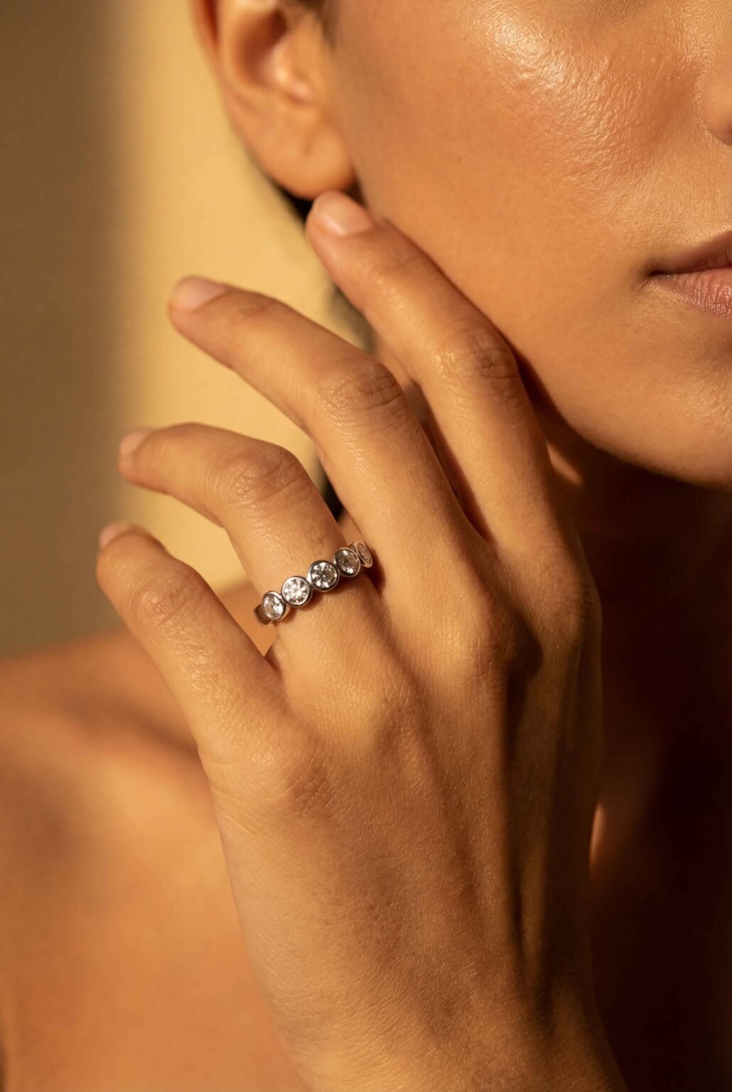 Anel Meia Aliança em ouro branco 18k com brilhantes