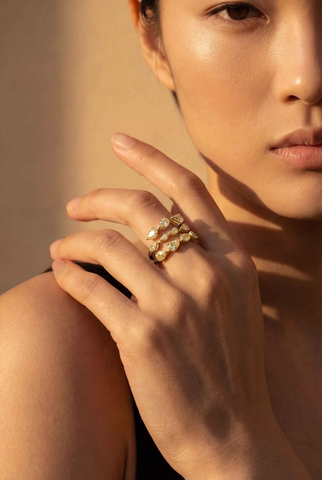 Anel em ouro branco 18k com brilhantes amarelos gota