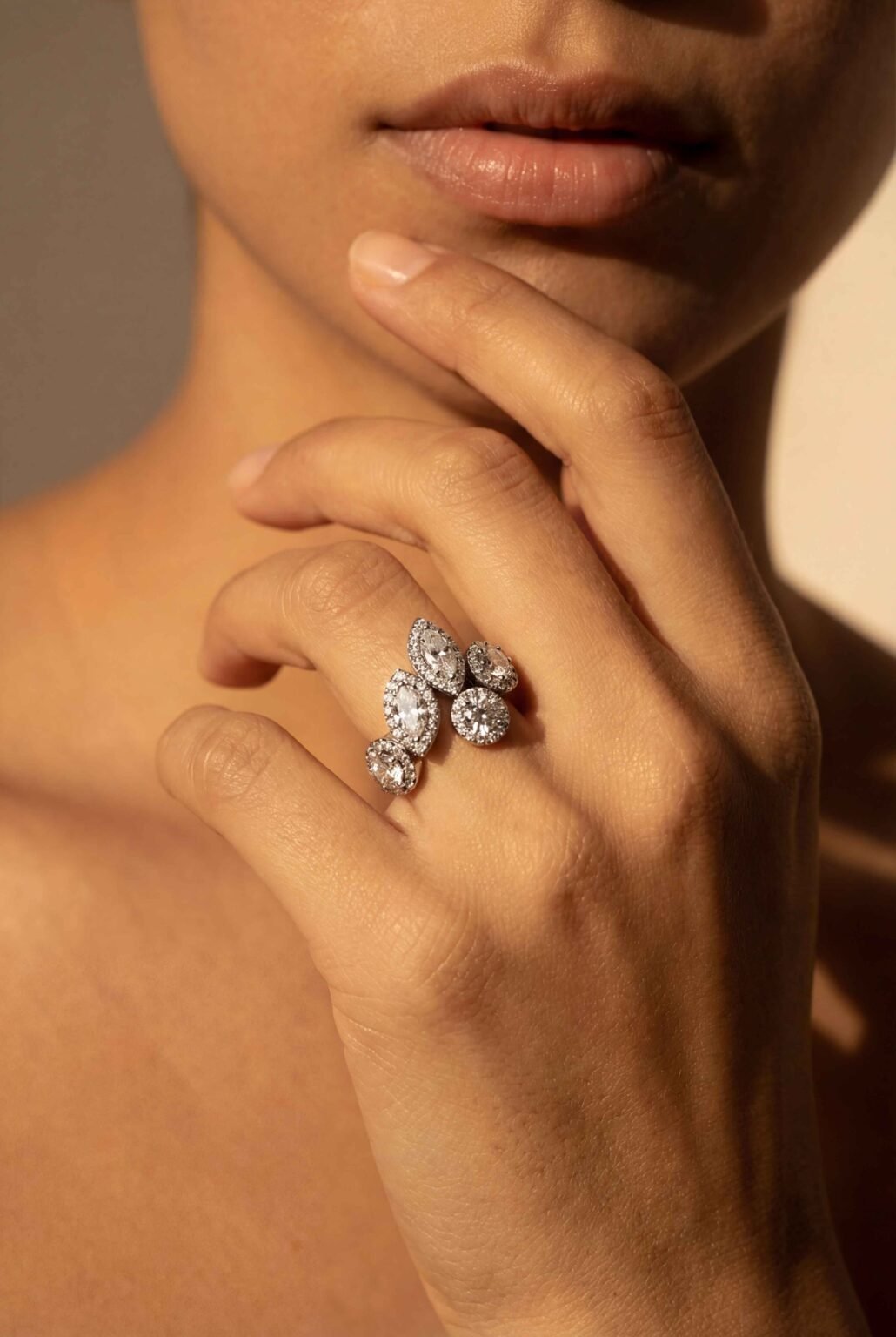 Anel em ouro branco 18k com Diamantes gota e brilhantes