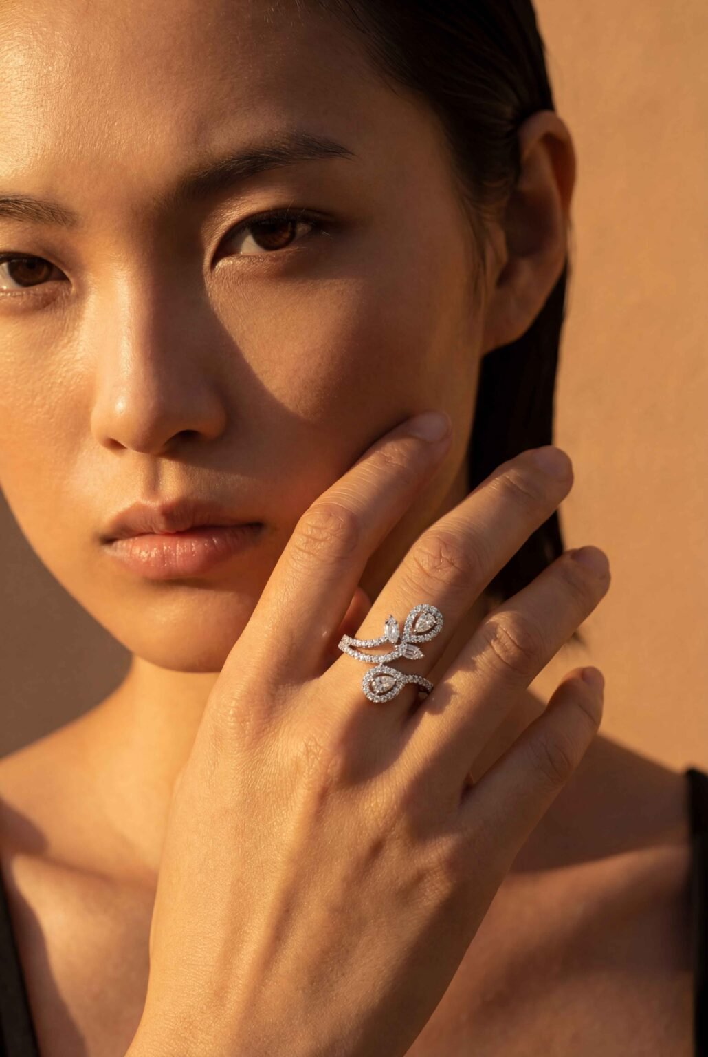 Anel em ouro branco 18k entrelace com brilhantes Pravin