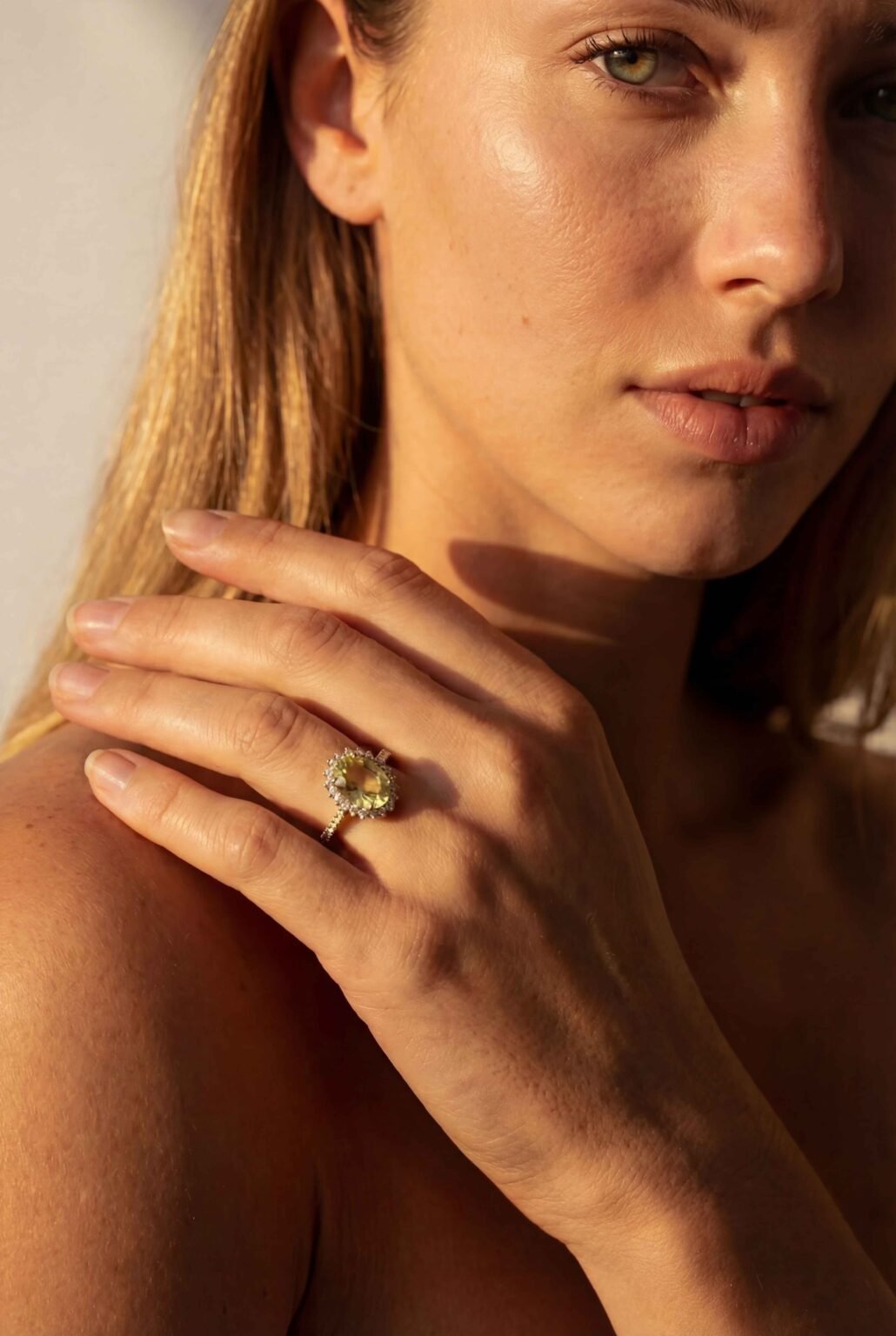 Anel em ouro 18k com Berilo Verde Oval e brilhantes