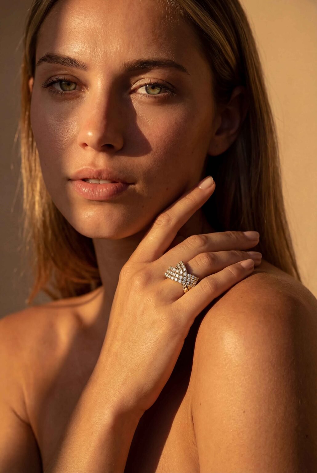 Anel em ouro 18k ondulado com brilhantes