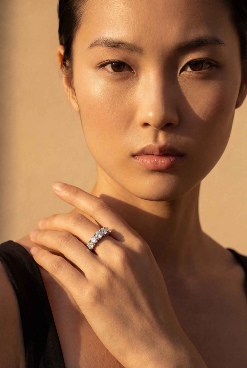 Anel Meia aliança em ouro branco 18k com brilhantes