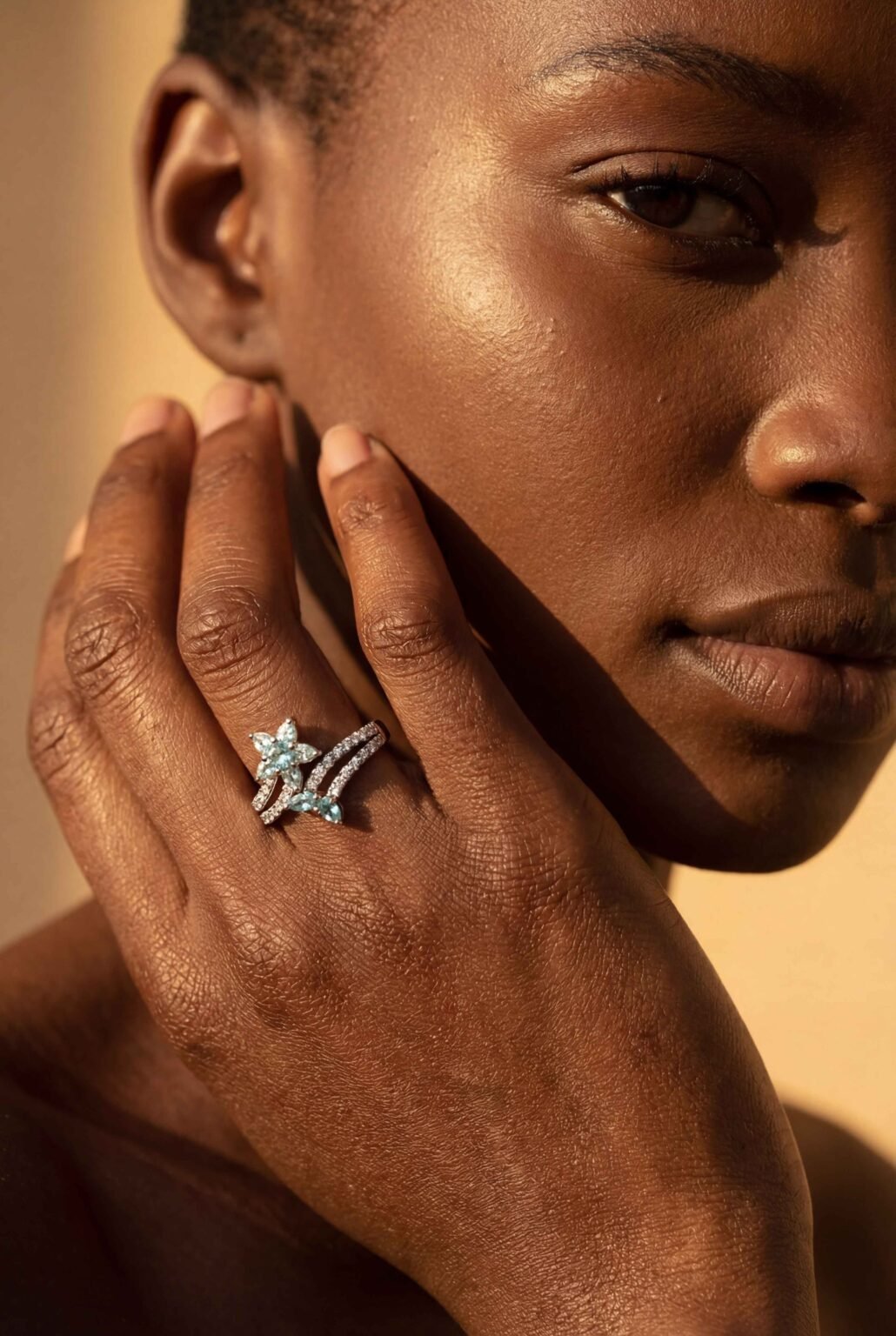 Anel entrelace em ouro branco 18k com Turmalina Paraiba Redonda e Diamante Gota