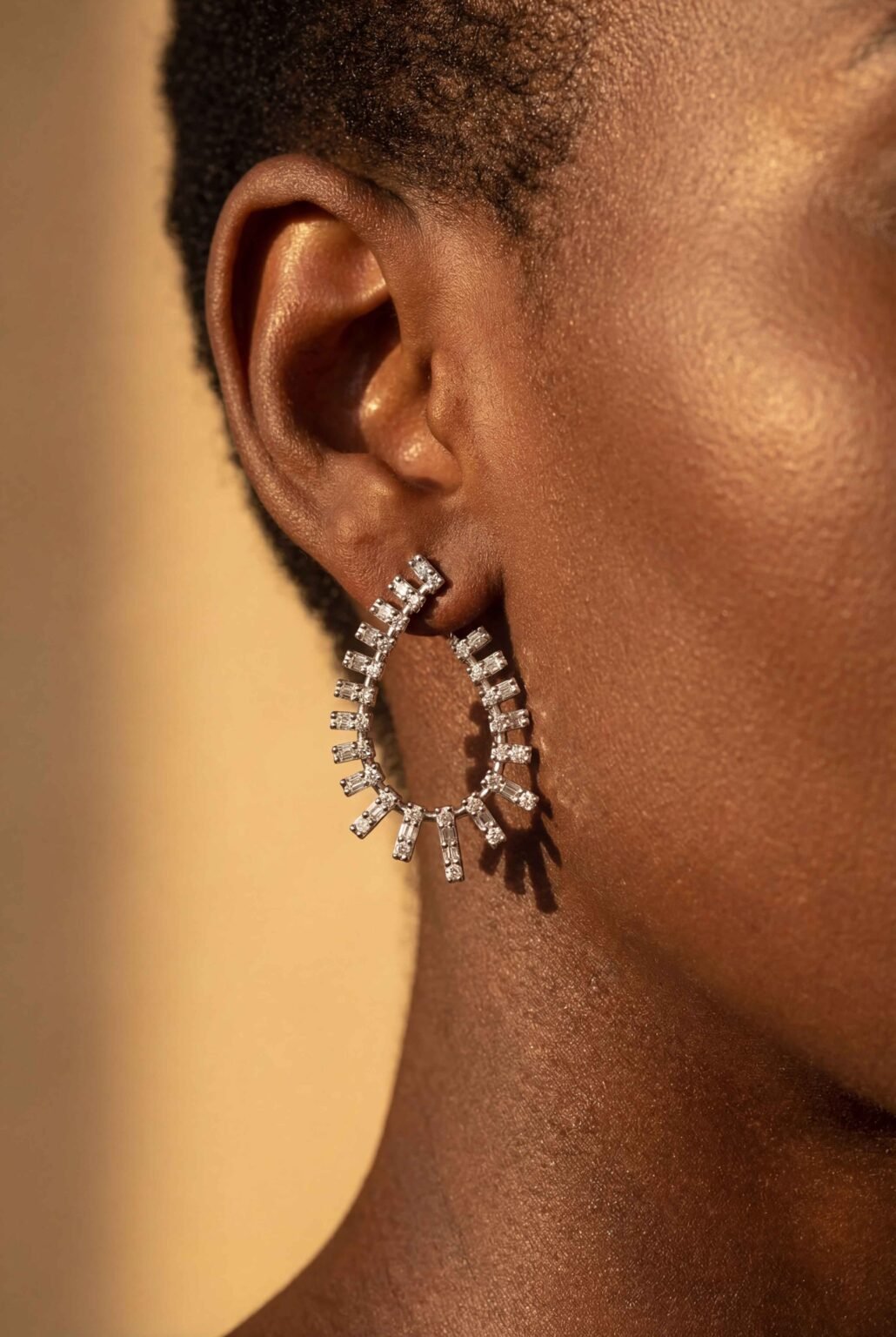 Brinco Argola em ouro branco 18k com brilhantes