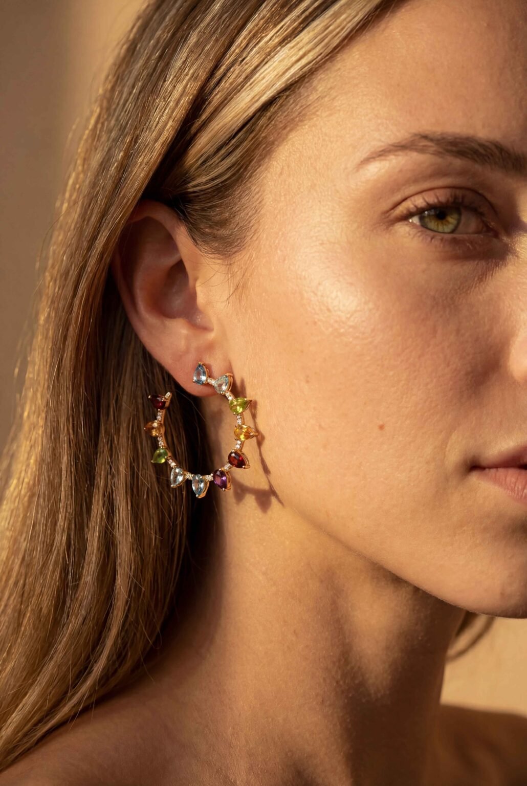 Brinco Argola Aquarela em ouro 18k com Topazio, Peridoto, Citrino e brilhantes