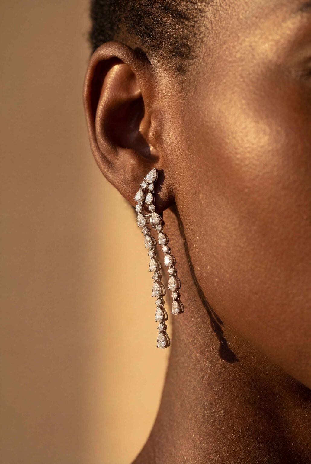 Brinco em ouro branco 18k Pendente cascata em ouro branco 18k e brilhantes