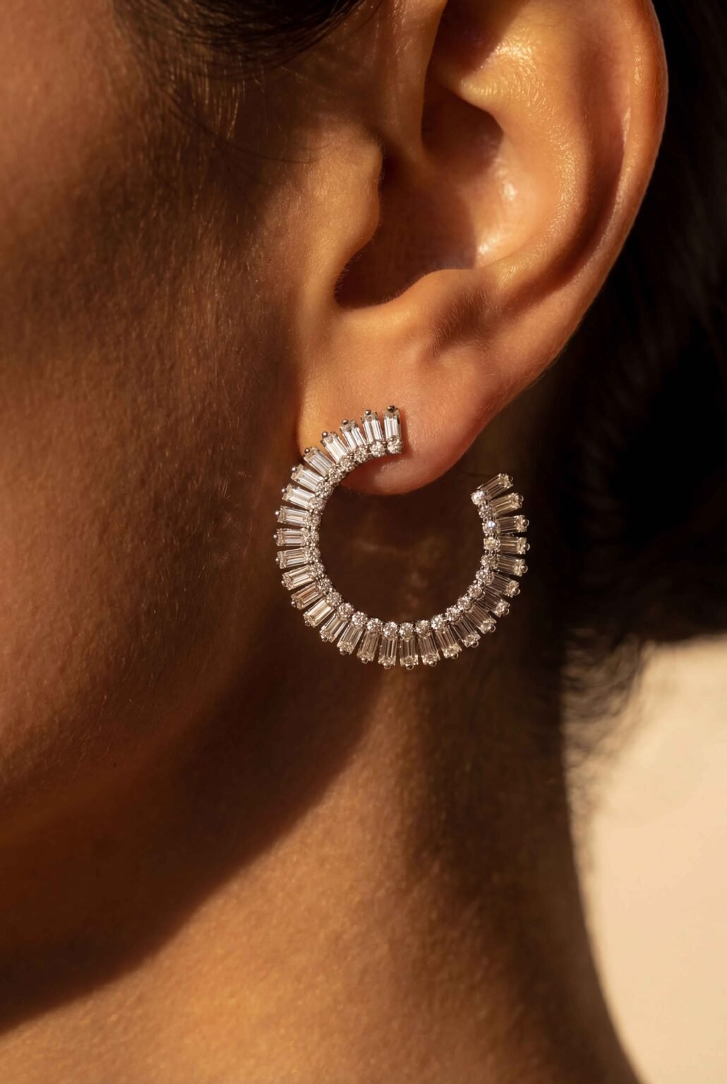 Brinco em ouro branco 18k Argola Pavê em ouro branco 18k com brilhantes