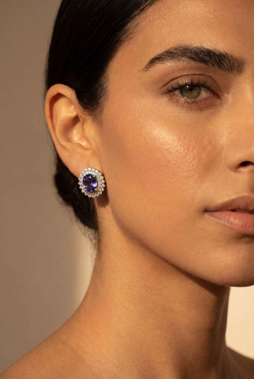 Brinco em ouro branco 18k com Tanzanita Oval e brilhantes