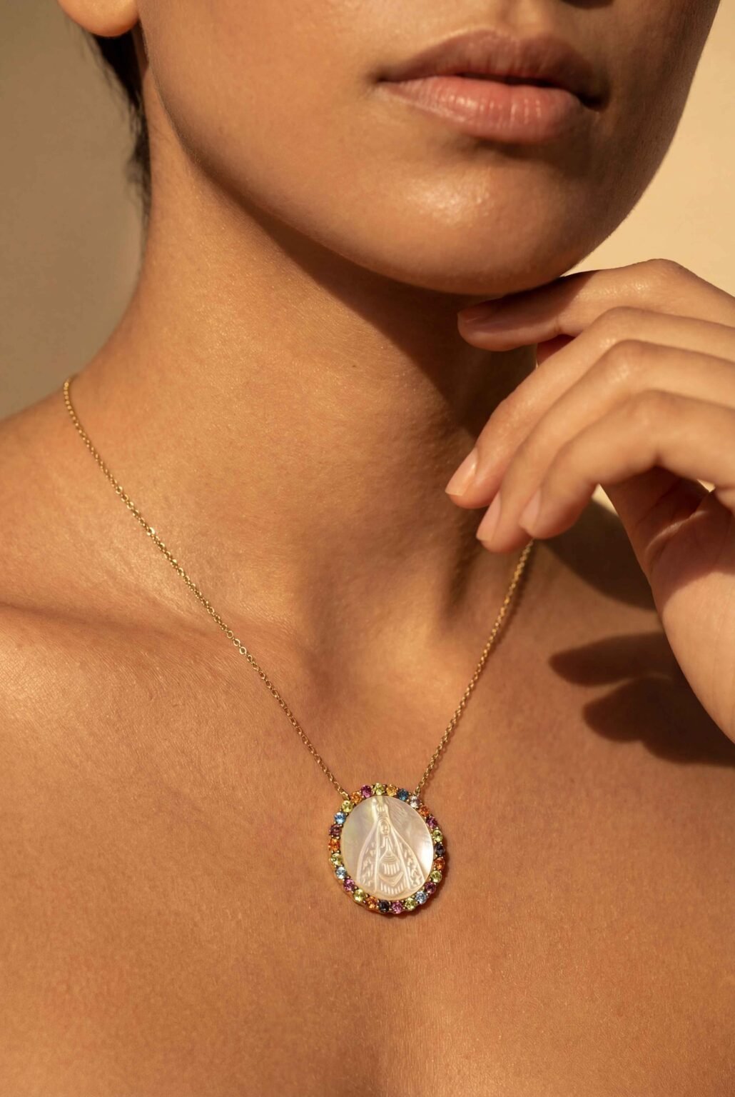 Colar em ouro 18k com Camafeu Redondo N. Sra da Aparecida e topazios