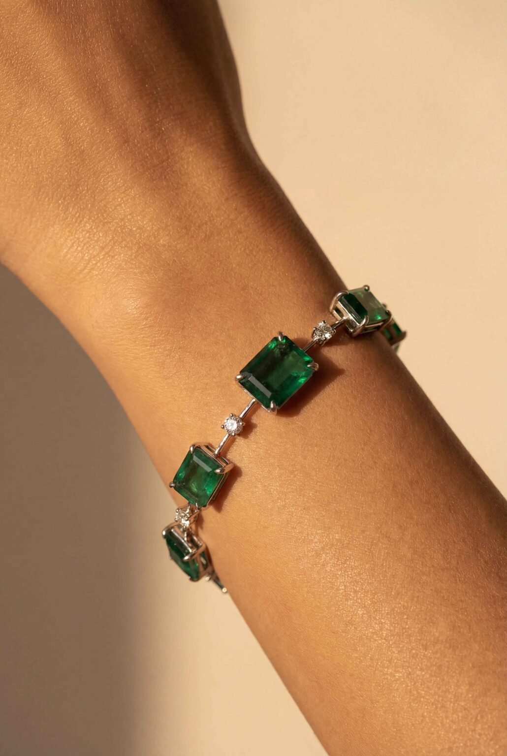 Pulseira em ouro branco 18k com Esmeraldas Verde e brilhantes